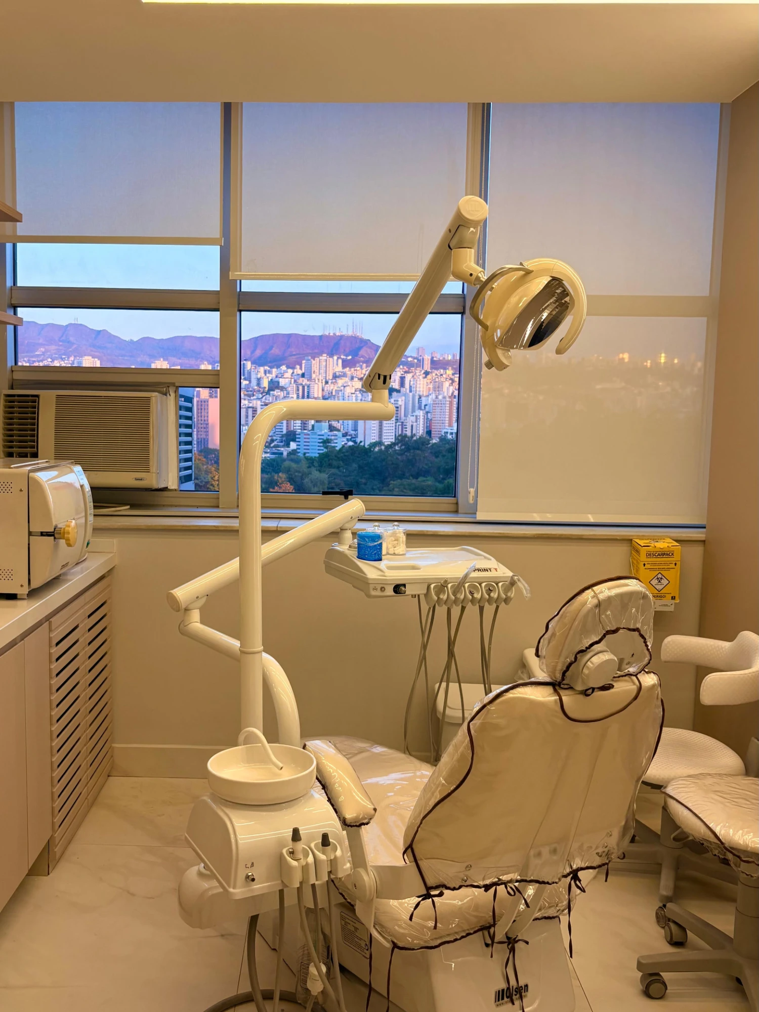 Sala de atendimento da Dra. Isadora Jardim com vista para Belo Horizonte