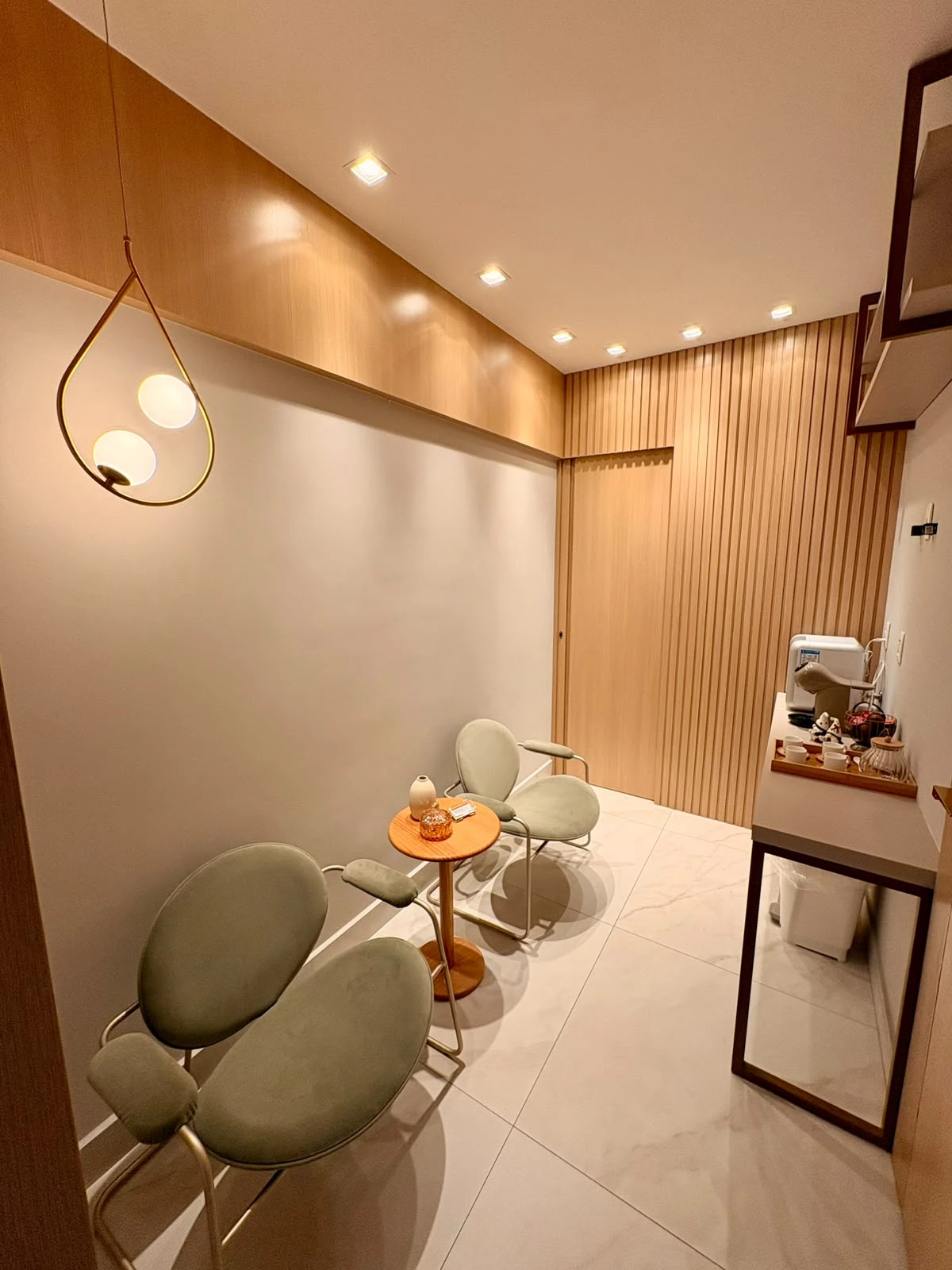 Sala de espera da Dra. Isadora Jardim, ambiente acolhedor em Belo Horizonte